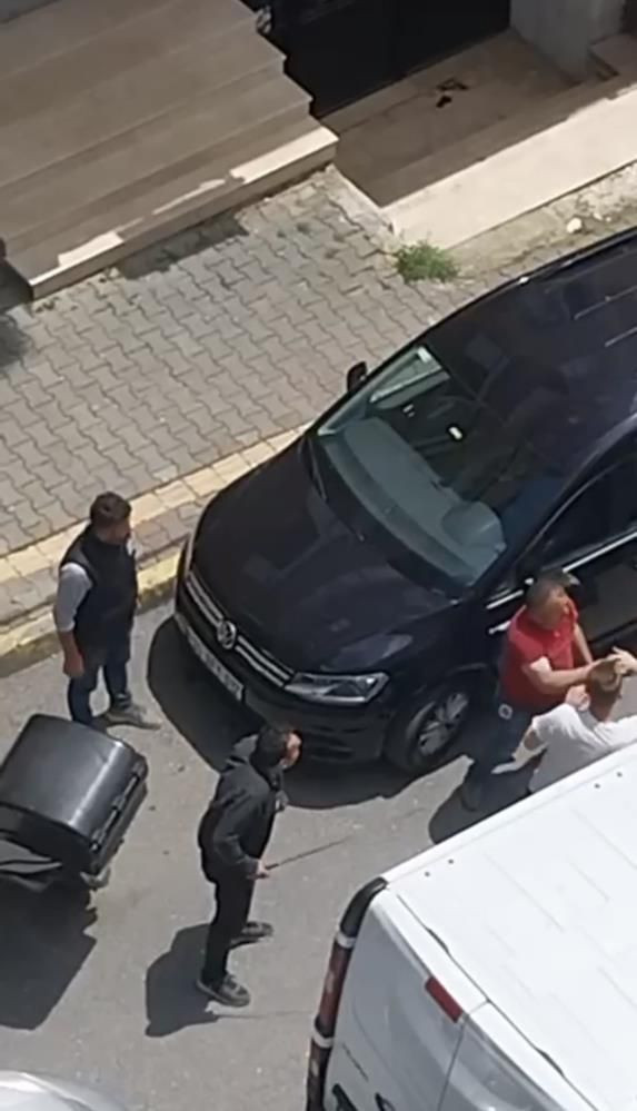 İstanbul'da ilginç trafik kavgası kamerada: Silecekle sürücüye saldırdı! - Resim: 2