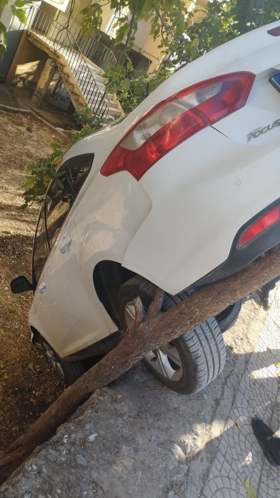 Şanlıurfa'da el freni çekilmeyen otomobil 2 metrelik boşluğa çakıldı! - Resim: 1