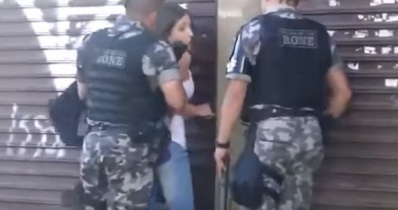 Polis gözaltına aldığı kıza önce taciz etti sonra da... - Resim: 2