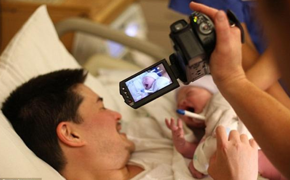 Hamile erkek üçüncü çocuğunu doğurdu - Resim: 4