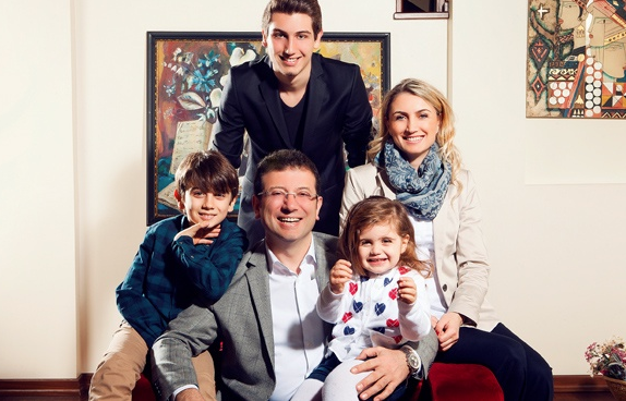 Ekrem İmamoğlu ve eşi çocuklarının karne törenine eşlik etti - Resim: 4