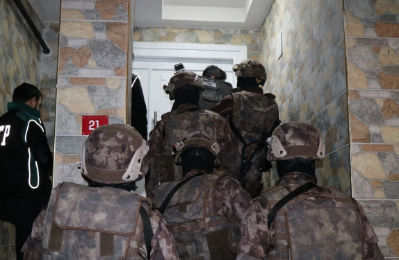 İstanbul’da şafak vakti operasyonu! Çok sayıda gözaltı var - Resim: 2
