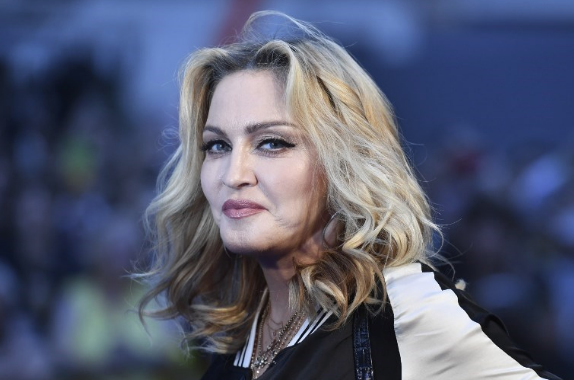 Saklamak için çok uğraştı! Madonna'nın olay görüntüsü - Resim: 4