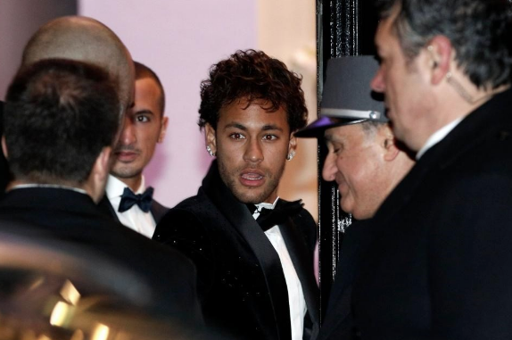 Neymar'ın doğum gününde dikkat çeken öpücük - Resim: 1