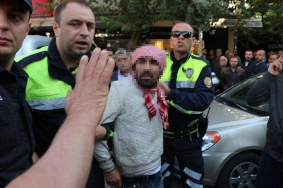 Atatürk heykeline çıktı linçten zor kurtuldu! - Resim: 4