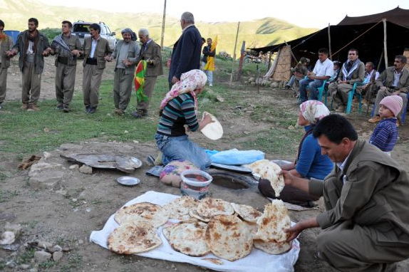 Barış isteyenleri silahla karşıladılar - Resim: 1