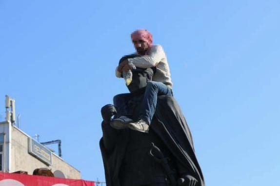 Atatürk heykeline çıktı linçten zor kurtuldu! - Resim: 2