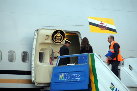 Altın kaplama uçağıyla İstanbul'a geldi - Resim: 1