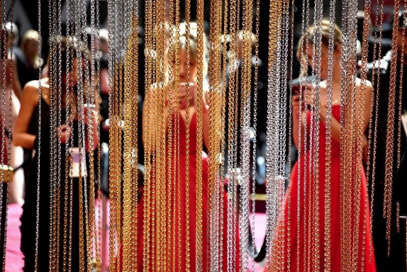 Adriana Lima'dan kırmızı halıya damga vuran cesur dekolte! - Resim: 1