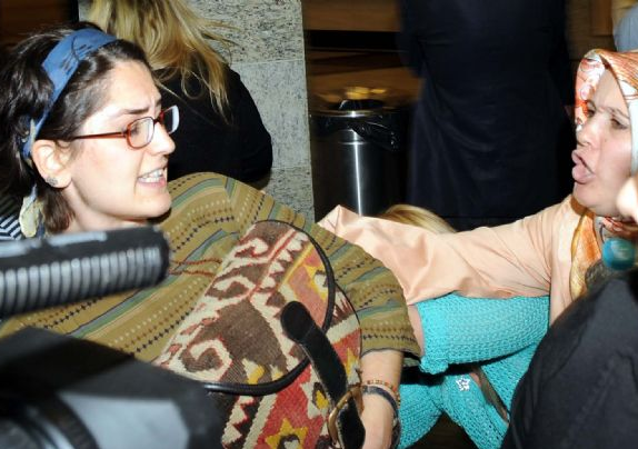 Erdoğan'ın katıldığı etkinlikte kadınlara yumruk - Resim: 4