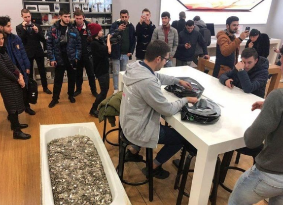 Küvet dolusu bozuk parayla iPhone satın aldı görenler şaşkına döndü - Resim: 3