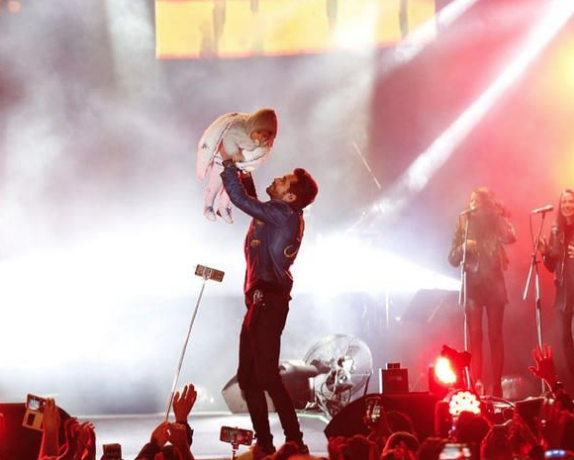 Şarkısını yarıda kesti: Ne olur elden ele onu bana gönderin - Resim: 3