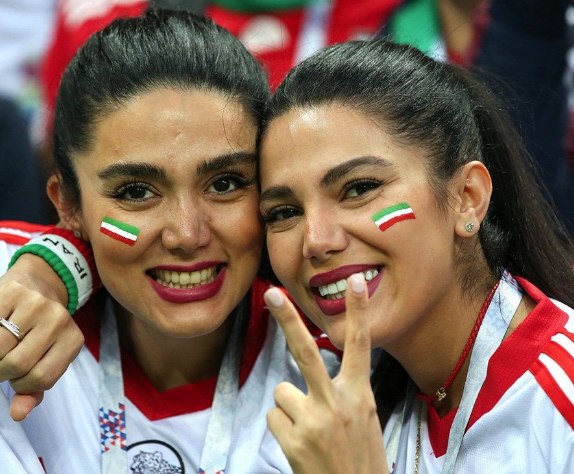 40 yıl sonra bir ilk gerçekleşti! İşte geceye damga vuran pankart - Resim: 2