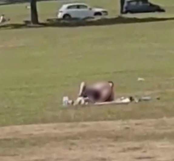 Skandal görüntüler! Utanmaz çift, parkta ilişkiye girdi - Resim: 2