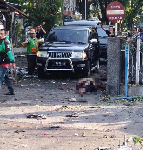 Endonezya'da 3 kiliseye intihar saldırısı! Kan gölüne döndü... - Resim: 1