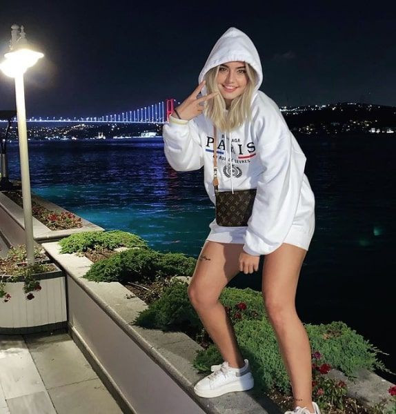 Survivor'ın Aycan Yanaç'ı göğüs ucu krizi çıkardı! O pozuna yorum yağdı - Resim: 2