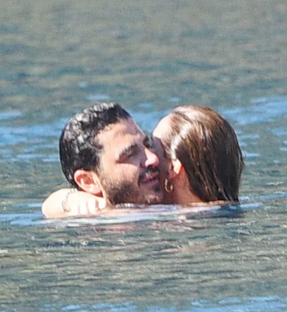 Uğur Akkuş öpücüklere boğdu Ebru Şallı fiziğiyle mest etti - Resim: 4