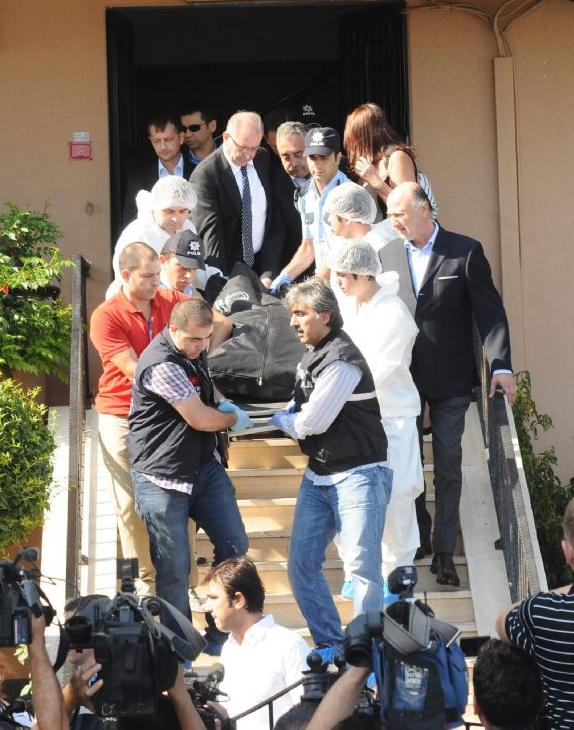 Tuncel Kurtiz'in cenazesi evinden böyle çıkarıldı - Resim: 2