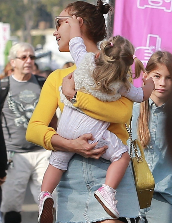 Irina Shayk pazara çıktı kızı rahat bırakmadı - Resim: 2