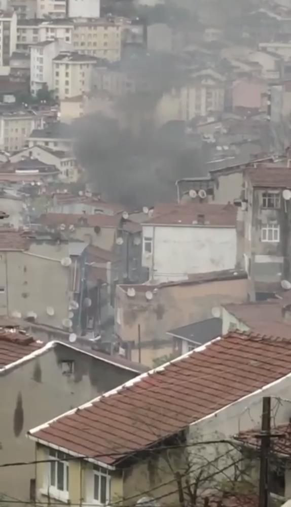 Madde bağımlısı sigara izmariti attı! Şişli'de çatı katı alevlere teslim oldu: O anlar kamerada! - Resim: 4