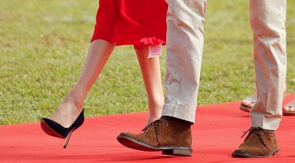 Meghan Markle elbisesiyle dünyaya rezil oldu - Resim: 4