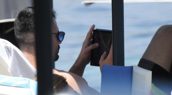 Özge Özpirinçci 'Güzel çekin' deyip denize atladı! - Resim: 3