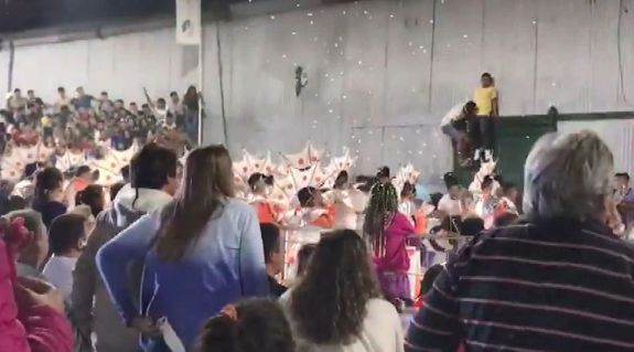 Karnavalda sahne çöktü: 34 kişi yaralandı - Resim: 4