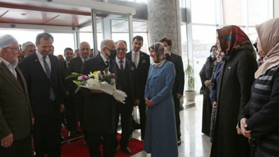 Temel Karamollaoğlu'na koronavirüs sonrası çiçekli karşılama - Resim: 0