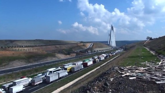 İstanbul trafiği felç 5 kilometrelik kuyruk oluştu - Resim: 2