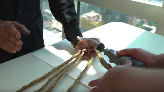 Fotoğraflarını gizlice çekerken yakaladı - Resim: 1