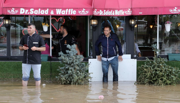 Erzurum'da sağanak ve dolu taşkına yol açtı - Resim: 2