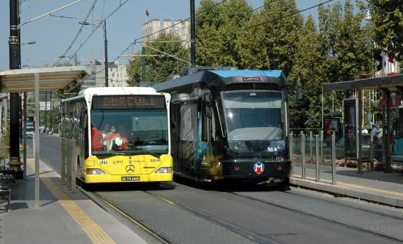 Otobüsler tramvay yoluna indi - Resim: 2