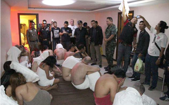 Ülkede olay oldu! Grup halinde ilişkiye girerken basıldılar - Resim: 2