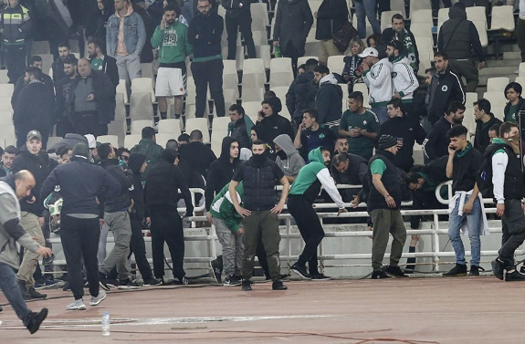 Ortalık savaş alanına döndü! Dev derbi tatil edildi - Resim: 2