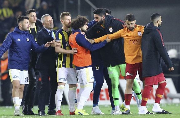 Maç bitti Ali Koç sahaya indi - Resim: 3