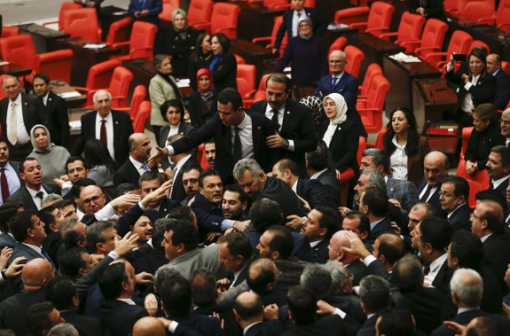 Bütçe görüşmelerinde gerginlik çıktı ortalık birbirine girdi - Resim: 1