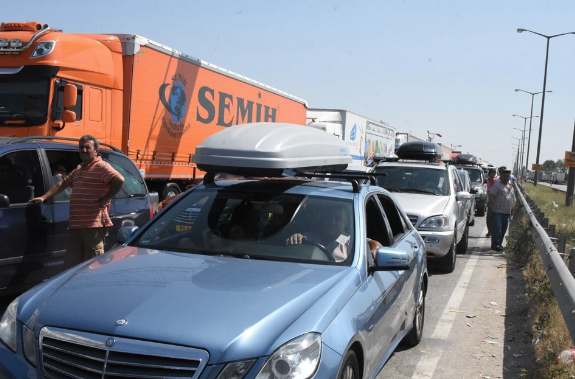 Dönüş çilesi! Kilometrelerce kuyruk oluştu - Resim: 3