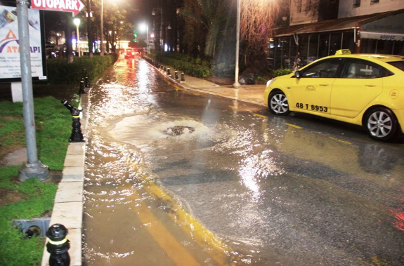 Bodrum’da dereler taştı, ağaçlar devrildi, araçlar yolda kaldı - Resim: 4