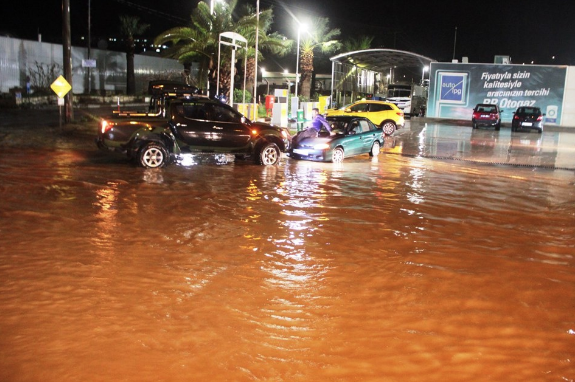 Bodrum’da dereler taştı, ağaçlar devrildi, araçlar yolda kaldı - Resim: 2
