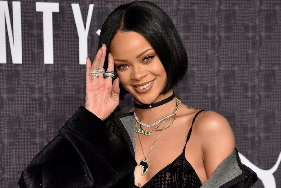 Rihanna'ya övgü: Nefes kesici bir güzelliği vardı - Resim: 3