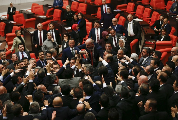 Bütçe görüşmelerinde gerginlik çıktı ortalık birbirine girdi - Resim: 3