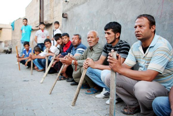 Uyuşturucu tacirlerini sopalarla bekliyorlar - Resim: 4