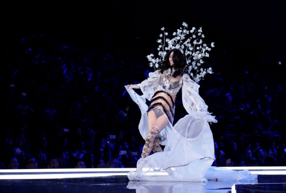 Yılın defilesine damga vuran olay! Rezil oldu - Resim: 3