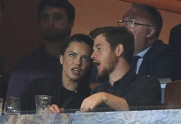 Adriana Lima ve Metin Hara birlikte maç izledi - Resim: 1