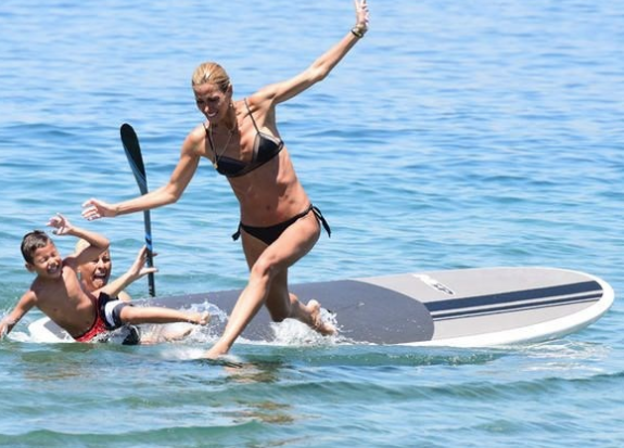 Çağla Şıkel sörf yapayım derken rezil oldu! - Resim: 3