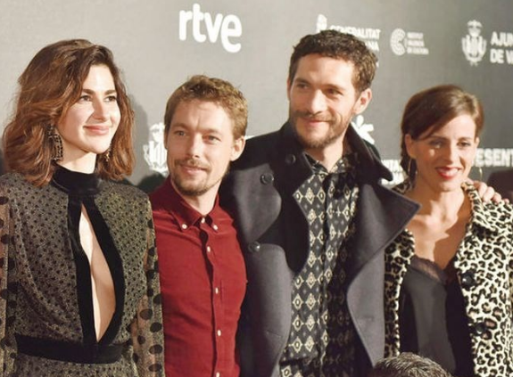 Bizim Hikaye'nin yıldızı Nesrin Cavadzade cesur göğüs dekoltesiyle büyüledi - Resim: 1