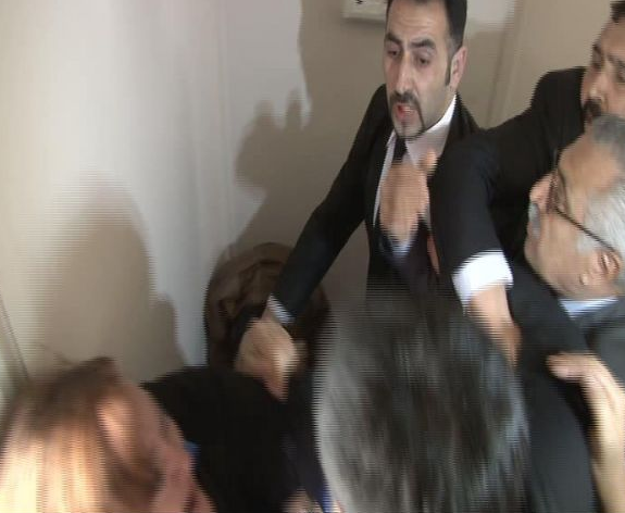 Başkan'a saldırdı, linçten zor kurtuldu  - Resim: 2