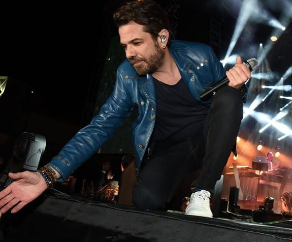 Şarkısını yarıda kesti: Ne olur elden ele onu bana gönderin - Resim: 1