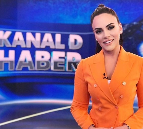 Buket Aydın'ın estetiksiz fotoğrafları ifşa oldu! Sosyal medya yıkıldı - Resim: 1