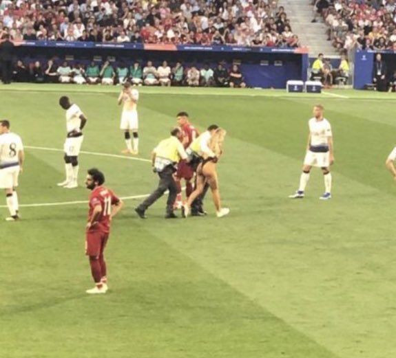 Şampiyonlar Ligi Finali'nde sahaya giren kadın kim? Tanıdık çıktı - Resim: 4